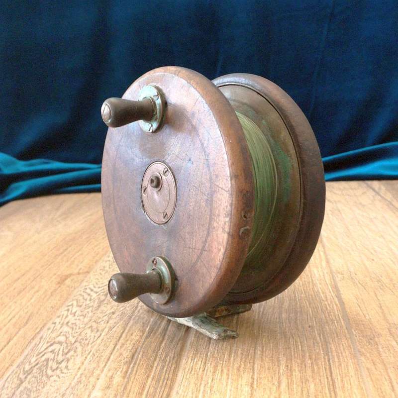 Vintage Fishing Reel - English Wood and Brass Starback Reel - 6" (15,24cm)