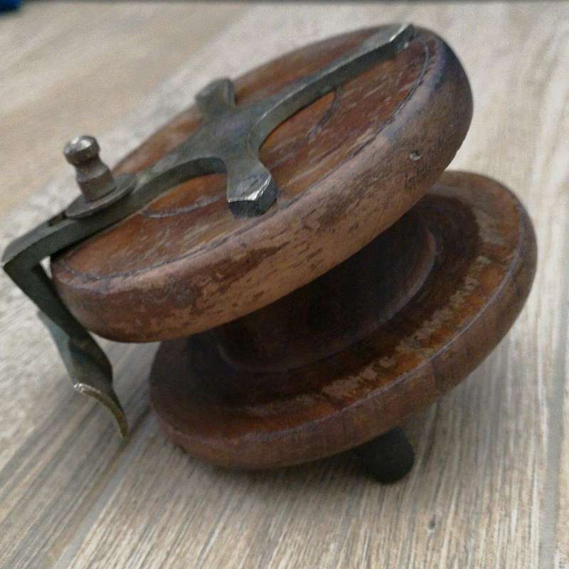 Vintage Fishing Reel - English Wood and Brass Starback Reel - 4" (10,5cm)