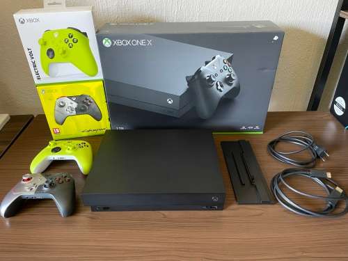 Xbox One X Console Bundle *Immaculate*