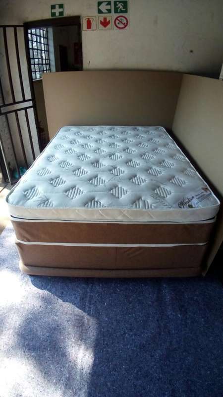 ROYAL  Queen BED AND BASE 20Y WINDSOR BEDDING