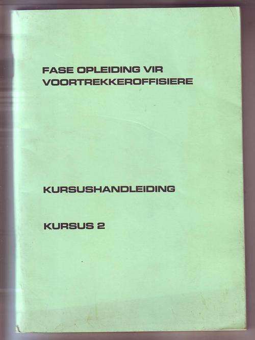 In afrikaans:Fase opleiding vir Voortrekkeroffisiere -Kursushandleiding kursus 2 1983sagteband 92bls