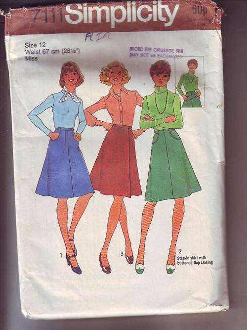 Simplicity sewing Pattern aprin no 7111  used pattern   size 12