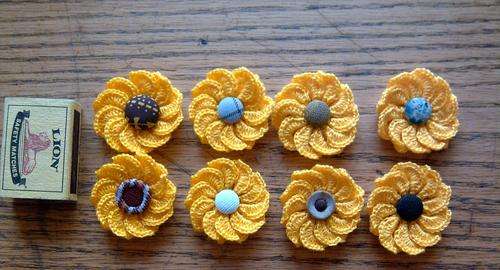 Hand crochet crocodile-flower,with interesting buttons ,yarn 2ply sewing craft accessories