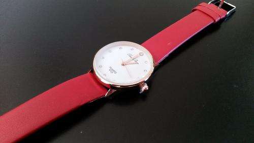 In stock. Late entry.Classic Imitation Diamond Quartz, PU Leather Women Dress Watch.