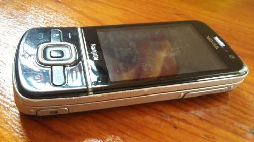 Nokia 6710 Navigator with car mount bracket