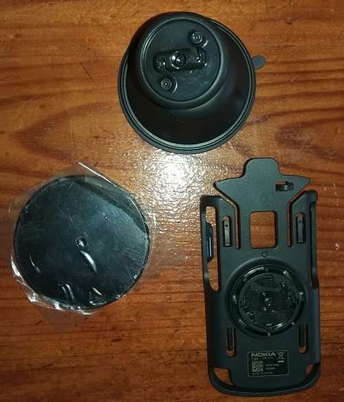 Nokia 6710 Navigator with car mount bracket
