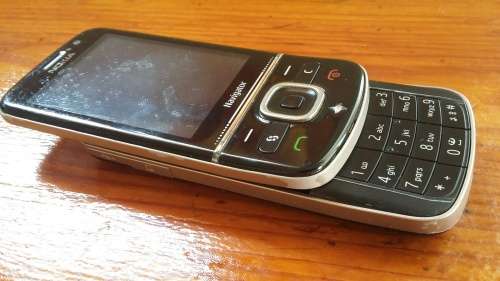Nokia 6710 Navigator with car mount bracket