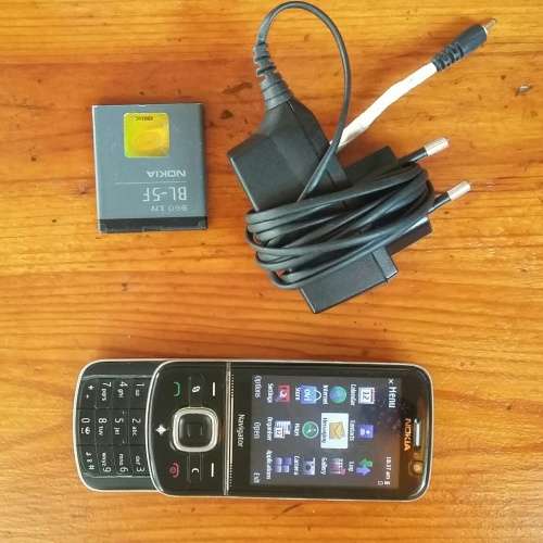 Nokia 6710 Navigator with car mount bracket