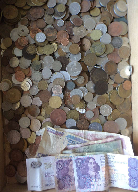 Crazy R1 Start! Huge Lot of 100s of World Coins (and a few Banknotes)