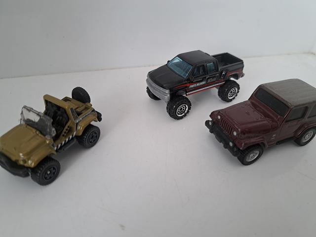 JEEP - CHEVROLET  HOTWHEELS X 3