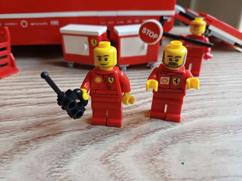 LEGO RETIRED F14 T & Scuderia Ferrari Truck (75913) Speed Champions