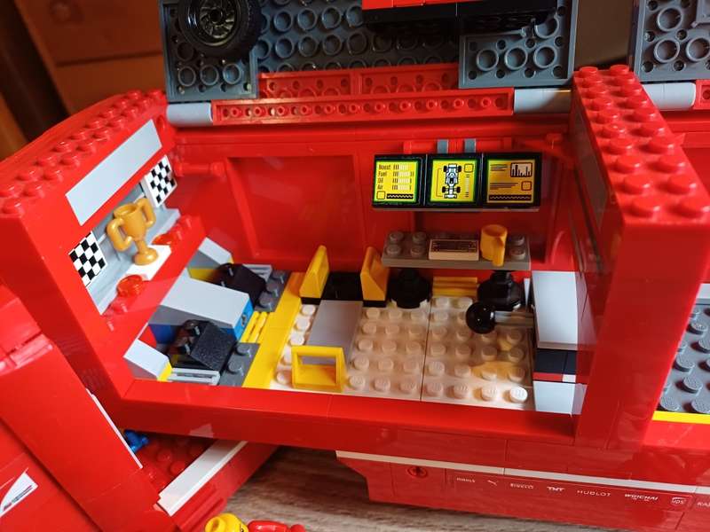 LEGO RETIRED F14 T & Scuderia Ferrari Truck (75913) Speed Champions
