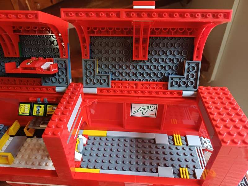LEGO RETIRED F14 T & Scuderia Ferrari Truck (75913) Speed Champions