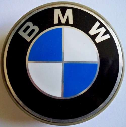 BMW  PLASTIC HUB CAP CENTRE BADGE  IN VERY GOOD CONDITION.