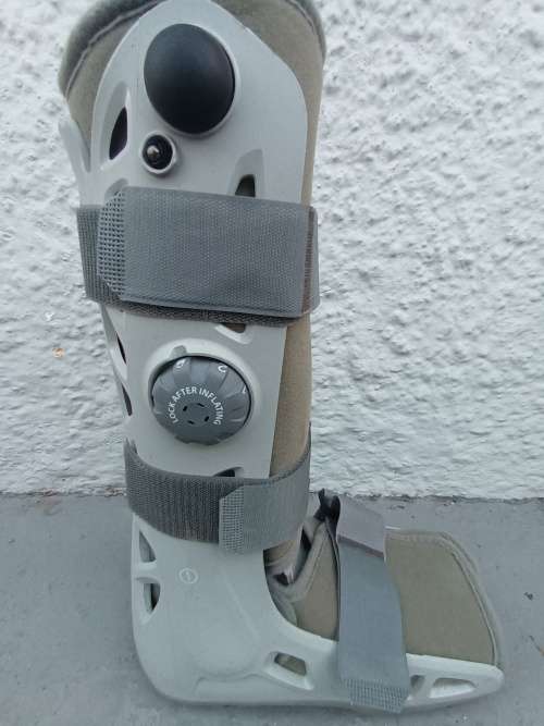 AIRCAST Softstrike Moon Boot (Large)