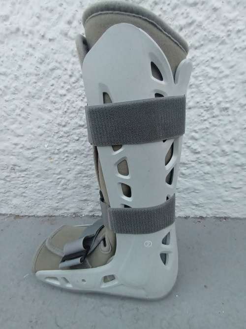 AIRCAST Softstrike Moon Boot (Large)