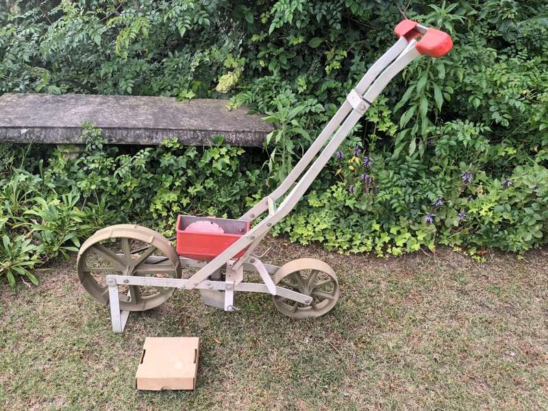 Earthway 1001-B Precision Garden Seeder With 6 Seed Plates