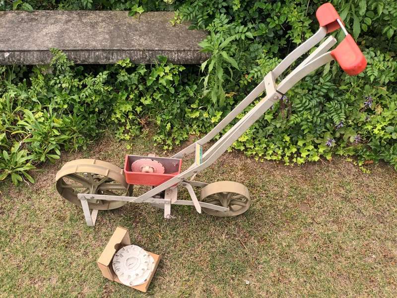 Earthway 1001-B Precision Garden Seeder With 6 Seed Plates