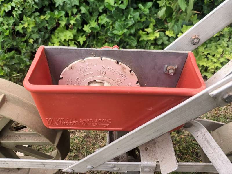Earthway 1001-B Precision Garden Seeder With 6 Seed Plates