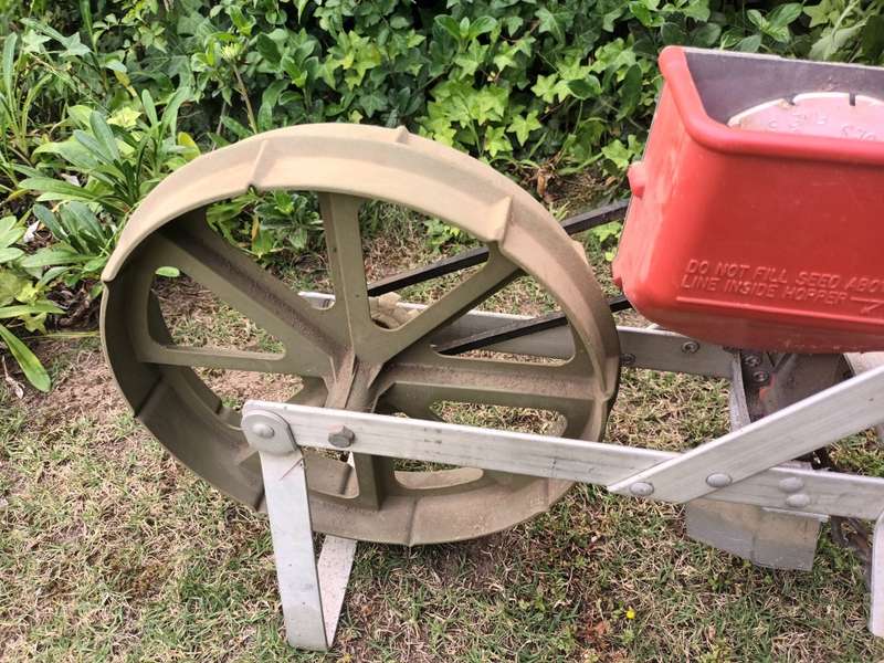 Earthway 1001-B Precision Garden Seeder With 6 Seed Plates