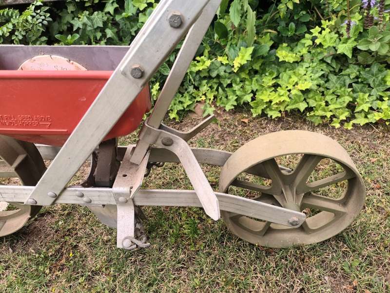 Earthway 1001-B Precision Garden Seeder With 6 Seed Plates