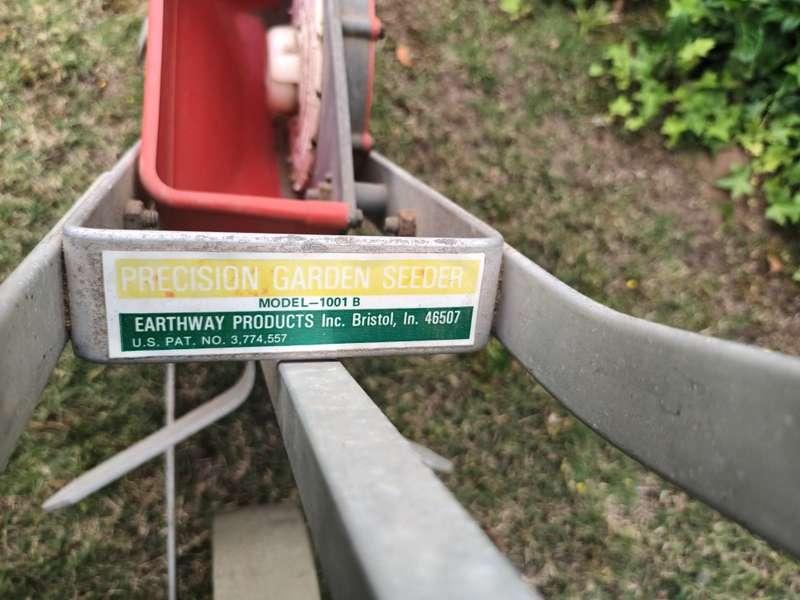 Earthway 1001-B Precision Garden Seeder With 6 Seed Plates