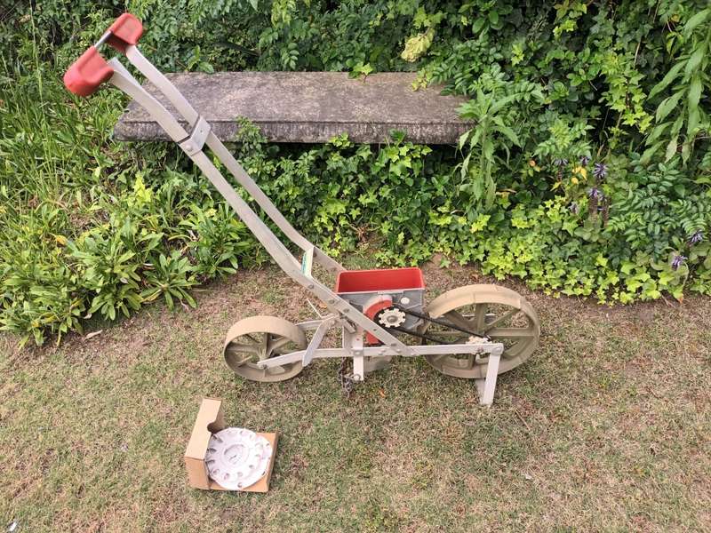 Earthway 1001-B Precision Garden Seeder With 6 Seed Plates