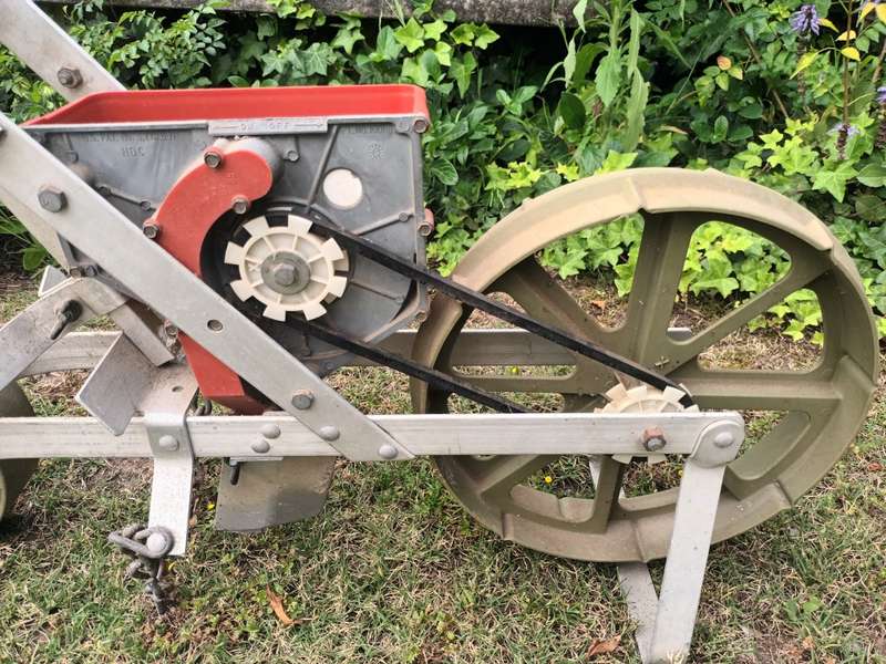 Earthway 1001-B Precision Garden Seeder With 6 Seed Plates