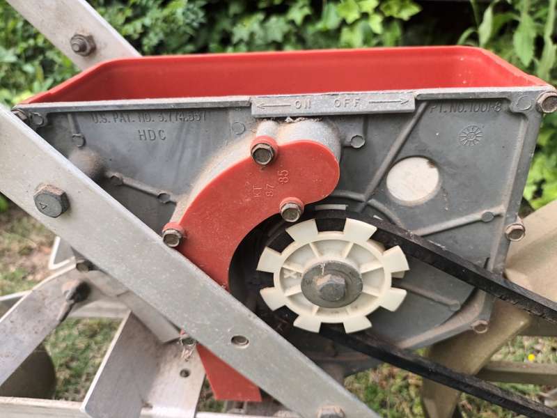 Earthway 1001-B Precision Garden Seeder With 6 Seed Plates