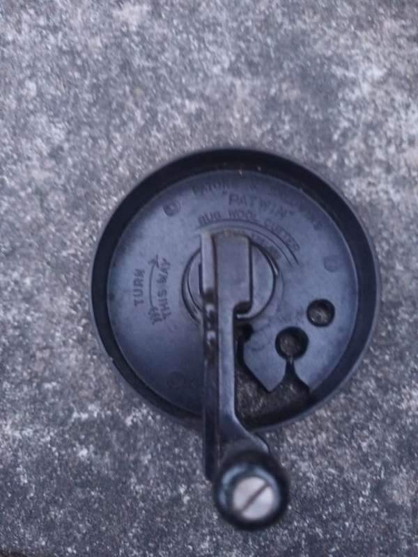 VINTAGE Bakelite Patwin Rug Cutter. Patons & Baldwin