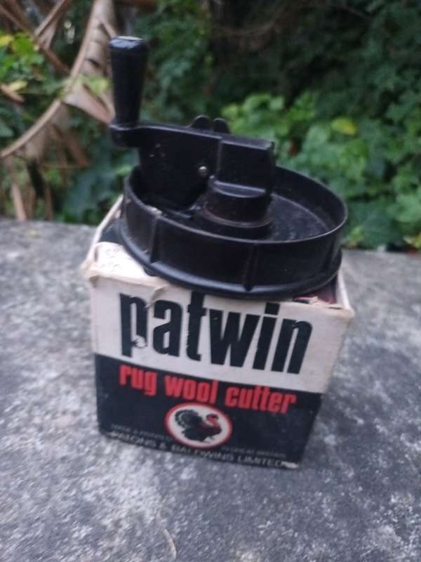 VINTAGE Bakelite Patwin Rug Cutter. Patons & Baldwin