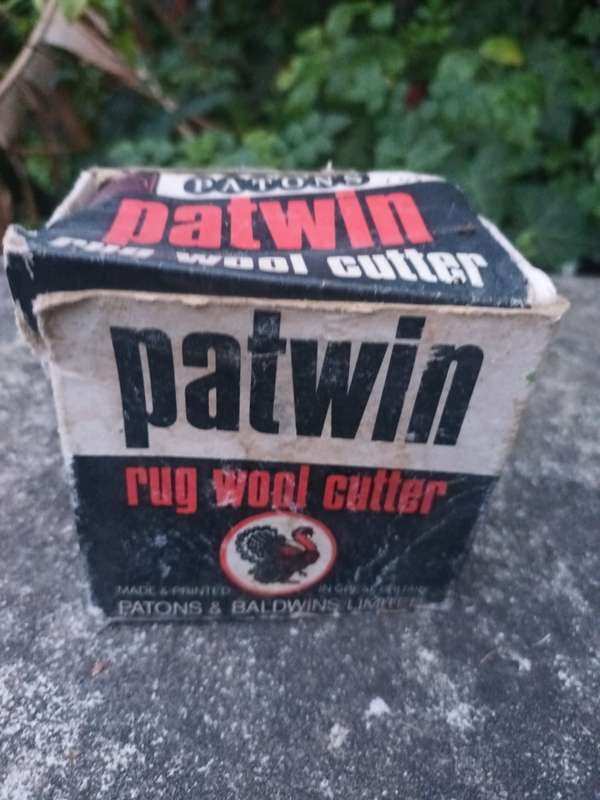 VINTAGE Bakelite Patwin Rug Cutter. Patons & Baldwin