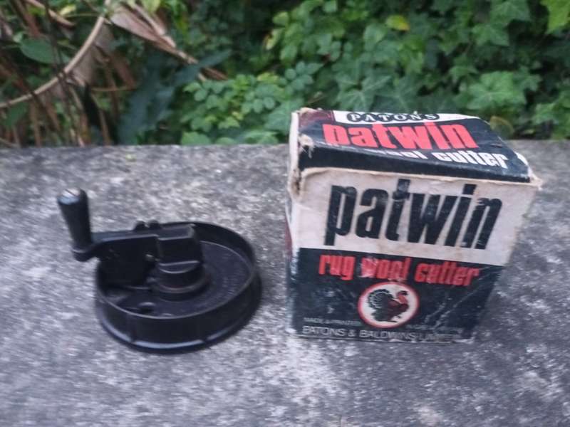 VINTAGE Bakelite Patwin Rug Cutter. Patons & Baldwin