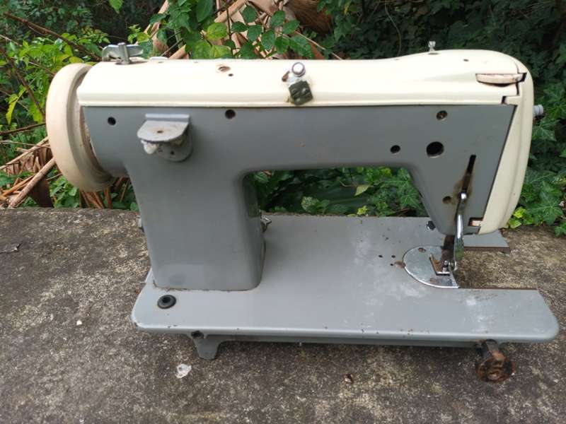 VINTAGE Brother Sewing Machine Model HZ5-B1