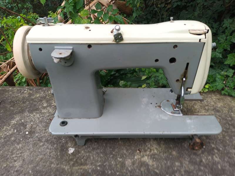 VINTAGE Brother Sewing Machine Model HZ5-B1