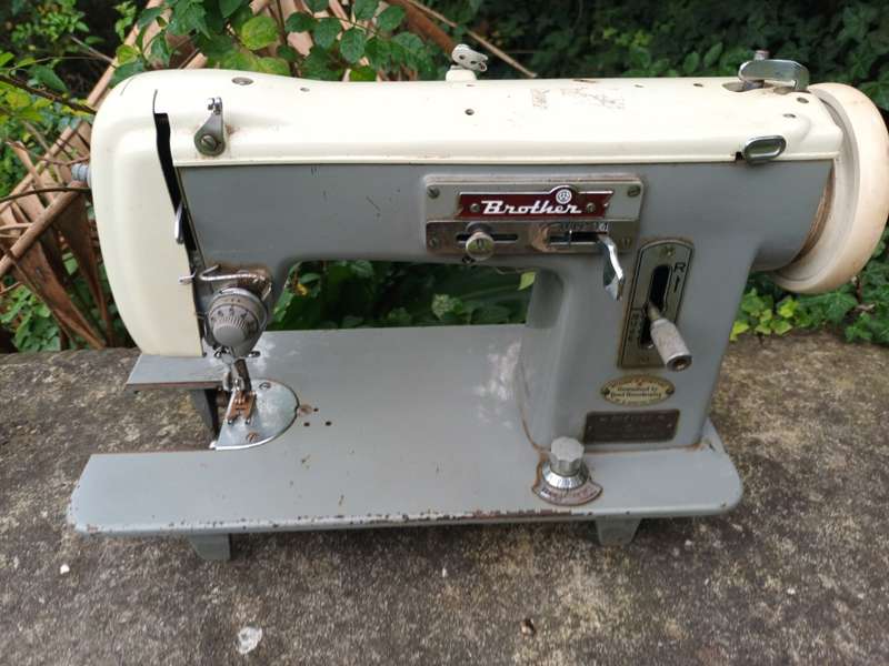 VINTAGE Brother Sewing Machine Model HZ5-B1
