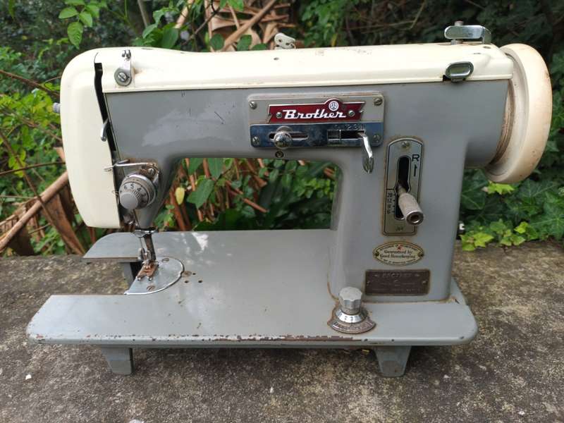 VINTAGE Brother Sewing Machine Model HZ5-B1