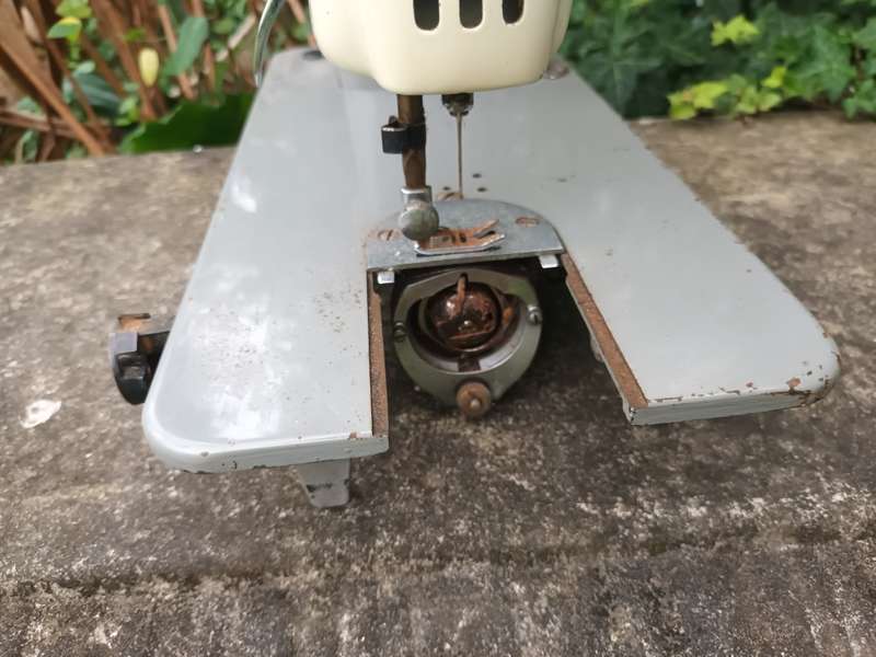 VINTAGE Brother Sewing Machine Model HZ5-B1