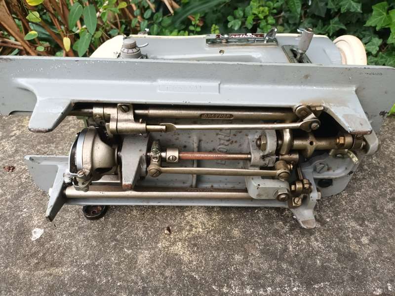 VINTAGE Brother Sewing Machine Model HZ5-B1