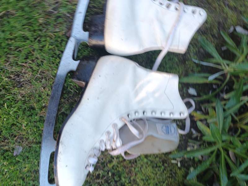 VINTAGE Adidas RIA Ice Skates Size 8 White Leather SSS Blades