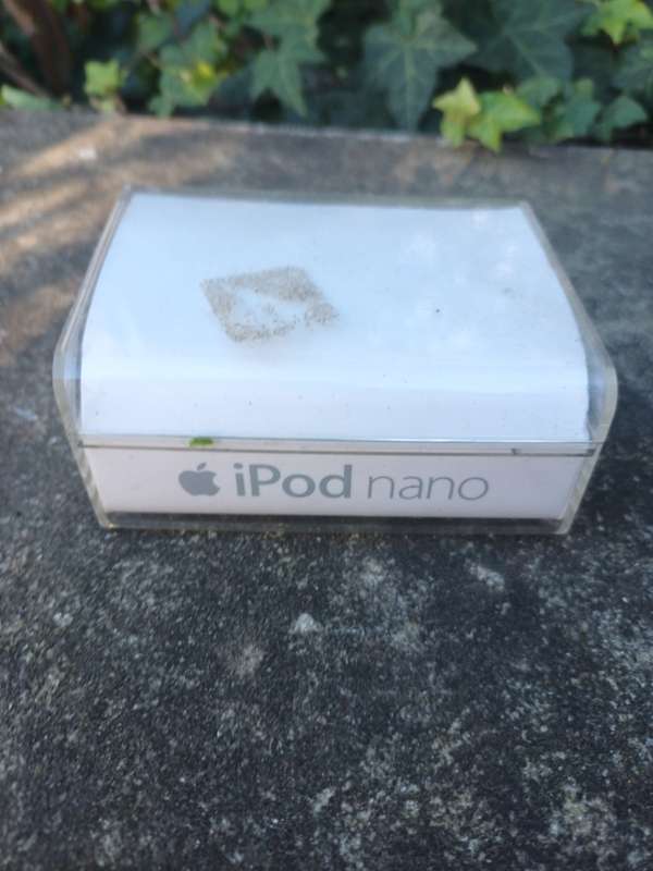 Apple iPod Nano 3rd Generation A1236 Silver 2" LCD 8GB Portable MP3 Media Player