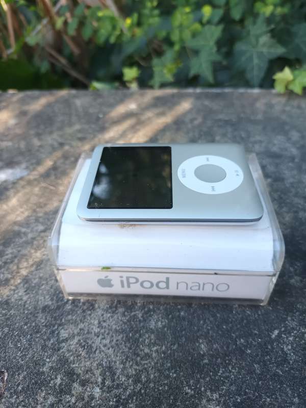 Apple iPod Nano 3rd Generation A1236 Silver 2" LCD 8GB Portable MP3 Media Player