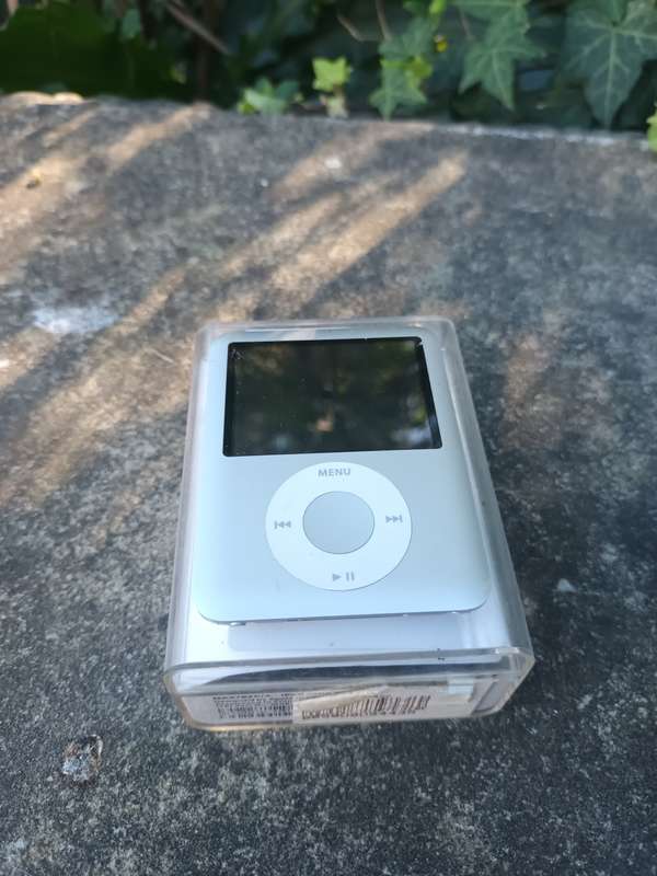 Apple iPod Nano 3rd Generation A1236 Silver 2" LCD 8GB Portable MP3 Media Player