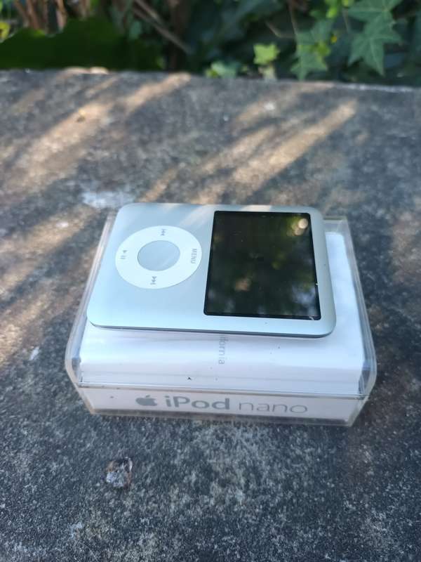 Apple iPod Nano 3rd Generation A1236 Silver 2" LCD 8GB Portable MP3 Media Player