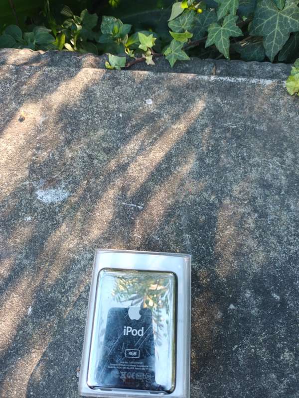 Apple iPod Nano 3rd Generation A1236 Silver 2" LCD 8GB Portable MP3 Media Player
