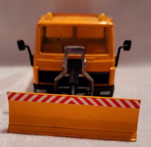 SIKU Mercedes truck fertilizer spreader With front mount attachment 1/50