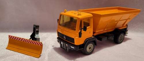 SIKU Mercedes truck fertilizer spreader With front mount attachment 1/50