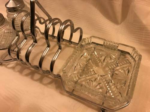 Chromed toast rack with butter dish and shares