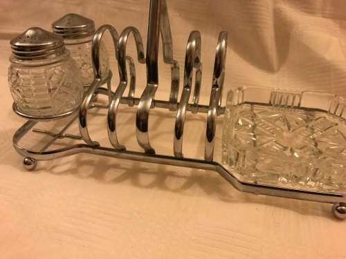 Chromed toast rack with butter dish and shares