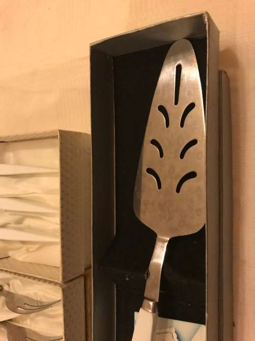 Eterite cake lifter and fork set